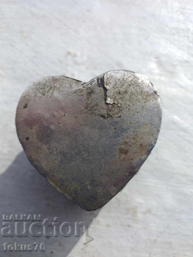 Auction BOX BOX HEART WITH FILIGRAN STONES Auction BOX BOX HEART WITH FILIGRAN STONES