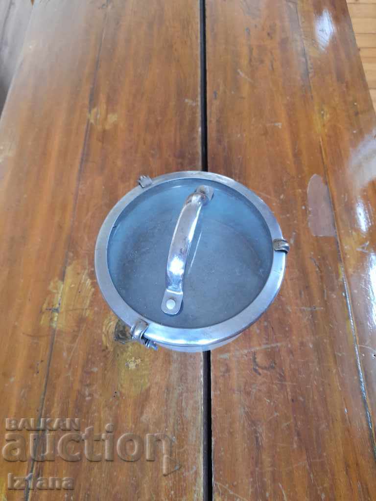 Δημοπρασία Ένα παλιό κουτί για φαγητό Δημοπρασία Ένα παλιό κουτί για φαγητό