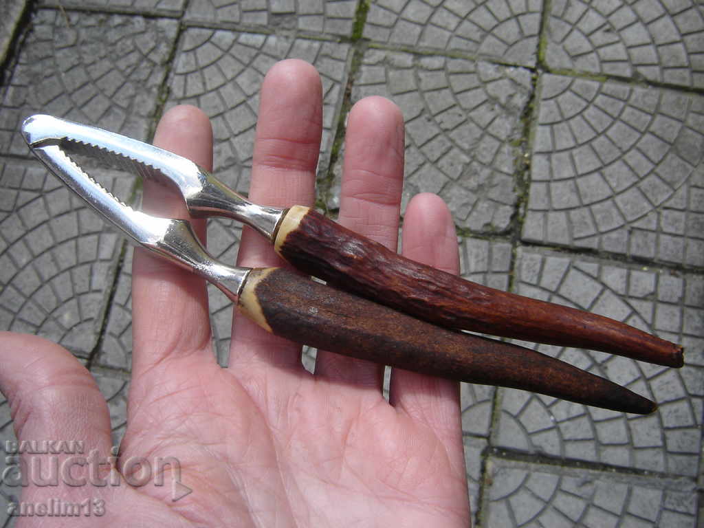 Auction OLD NUT CRUSHER WITH DEER HORN Auction OLD NUT CRUSHER WITH DEER HORN