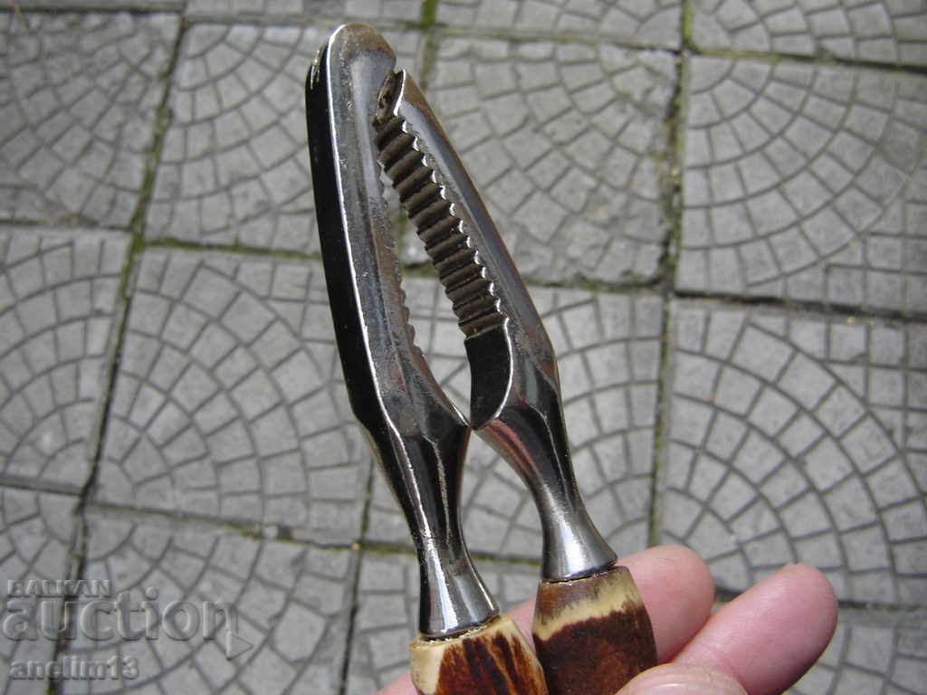 OLD NUT CRUSHER WITH DEER HORN - 5 OLD NUT CRUSHER WITH DEER HORN - 5