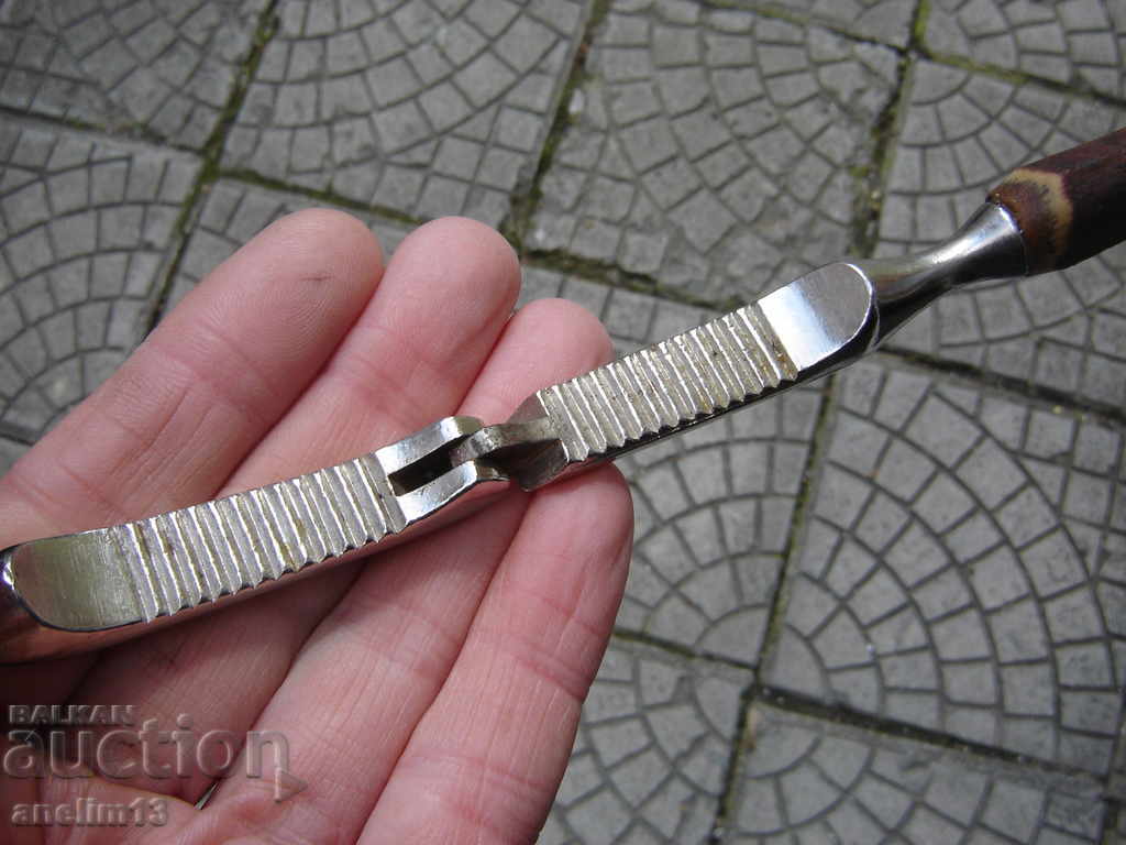 OLD NUT CRUSHER WITH DEER HORN - 7 OLD NUT CRUSHER WITH DEER HORN - 7