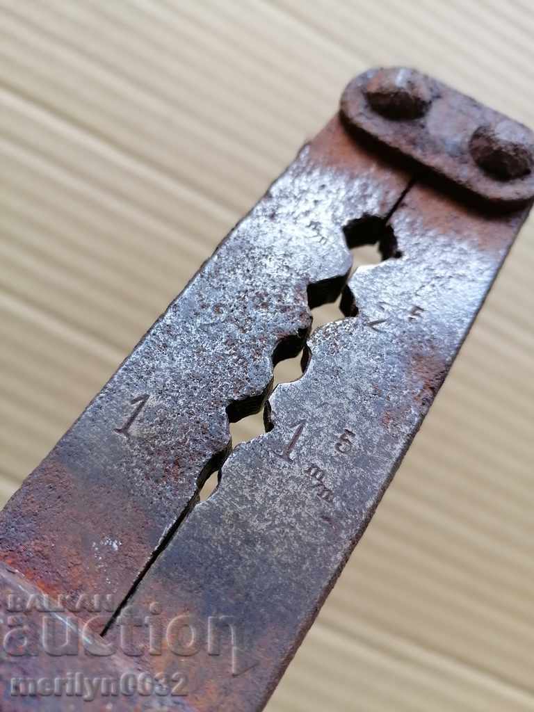 Παλιό εργαλείο μήτρας ίντσας για κορμούς πυριτόλιθου