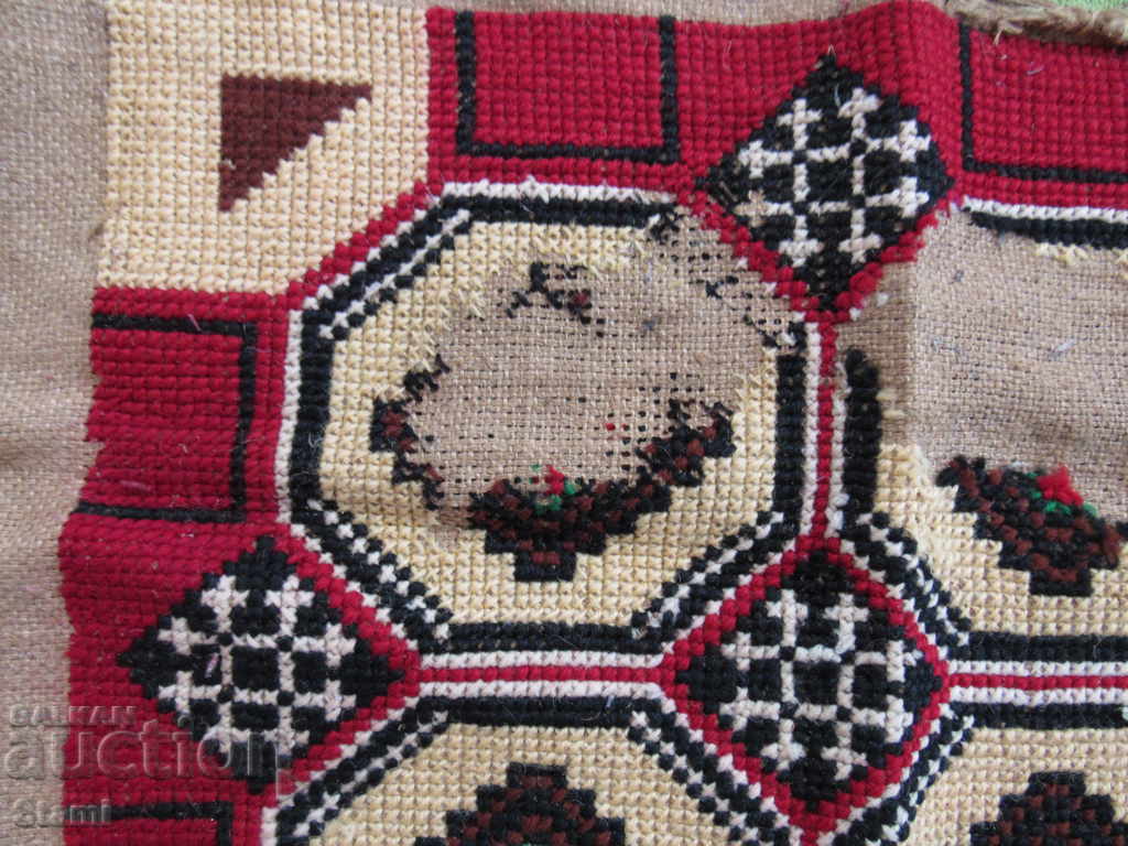 Pernă lucrată manual cu fire de lână din anii 1930 cu preț 15.00 BGN | € 7.67
