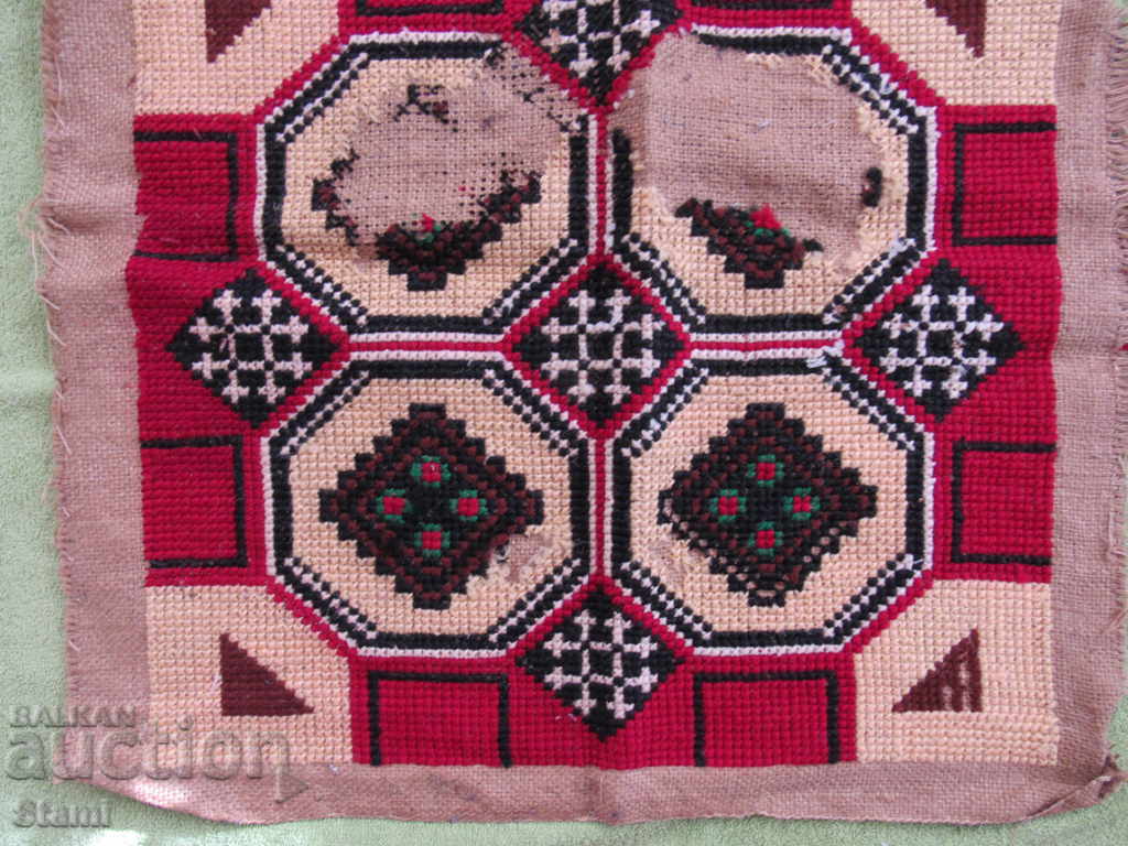 Livrarea Pernă lucrată manual cu fire de lână din anii 1930