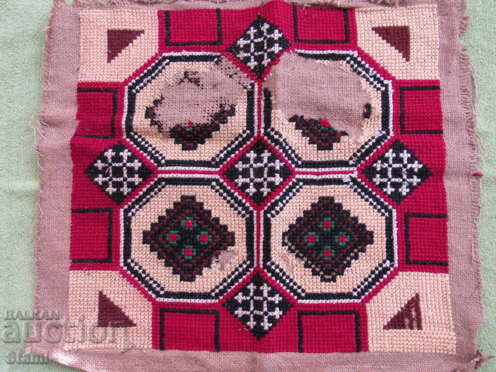 Handmade pillow with woolen threads from the 1930s