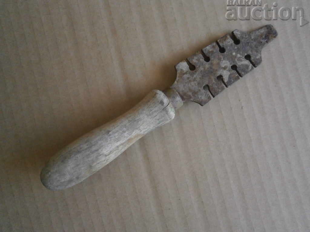 old instrument tool with price 25.00 BGN | € 12.78 old instrument tool with price 25.00 BGN | € 12.78
