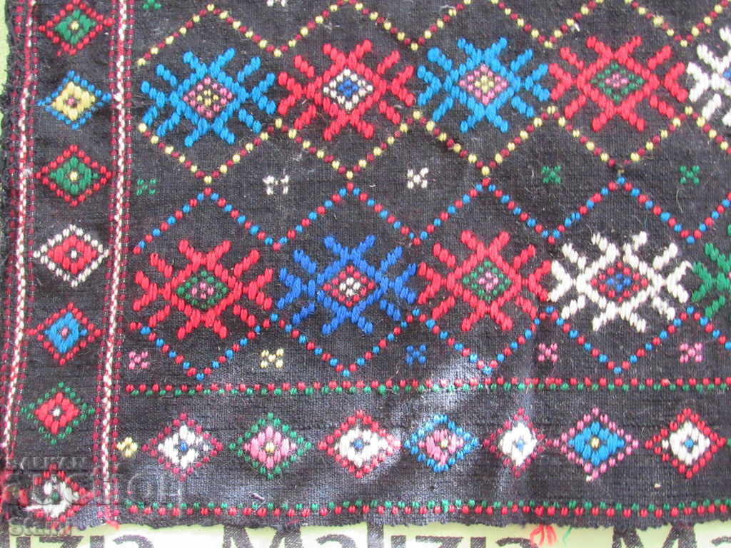 Pernă lucrată manual cu fire de lână din anii 1930 cu preț 55.00 BGN | € 28.12