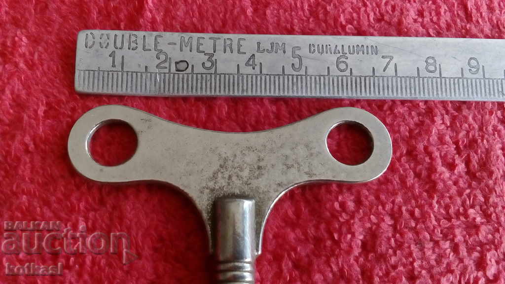 Cheie veche de ceas de perete din metal cu preț 21.00 BGN | € 10.74 Cheie veche de ceas de perete din metal cu preț 21.00 BGN | € 10.74