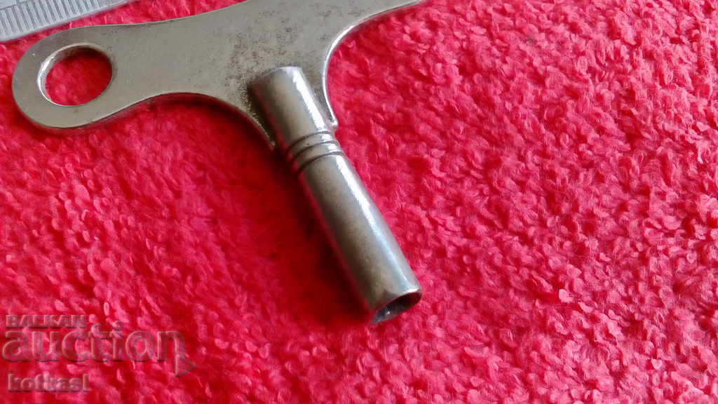 Licitație Cheie veche de ceas de perete din metal Licitație Cheie veche de ceas de perete din metal