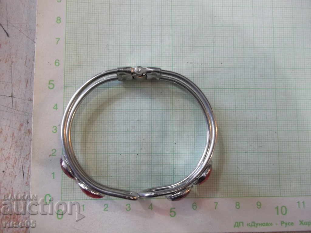 Гривна разтваряща се с червени камъни с цена 2.00 лв. | € 1.02 Гривна разтваряща се с червени камъни с цена 2.00 лв. | € 1.02