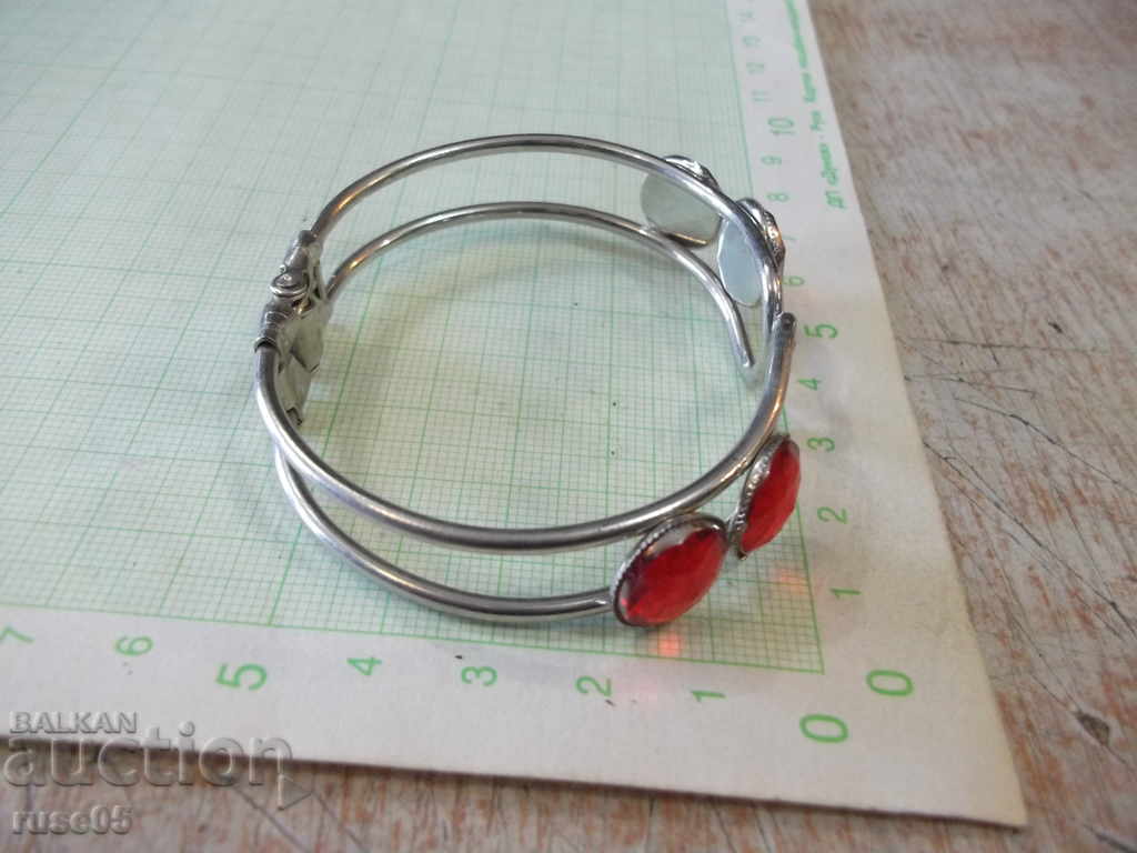 Аукцион Гривна разтваряща се с червени камъни Аукцион Гривна разтваряща се с червени камъни