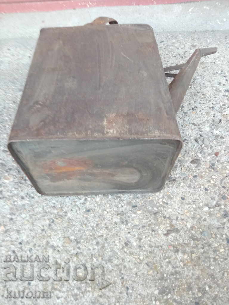 Delivery of Old watering can Delivery of Old watering can