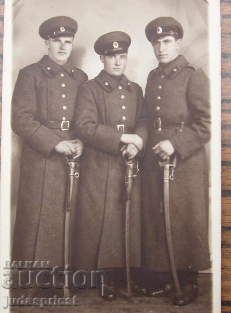 Fotografia Regatului Bulgariei cu ofițeri bulgari cu sabie de sabie