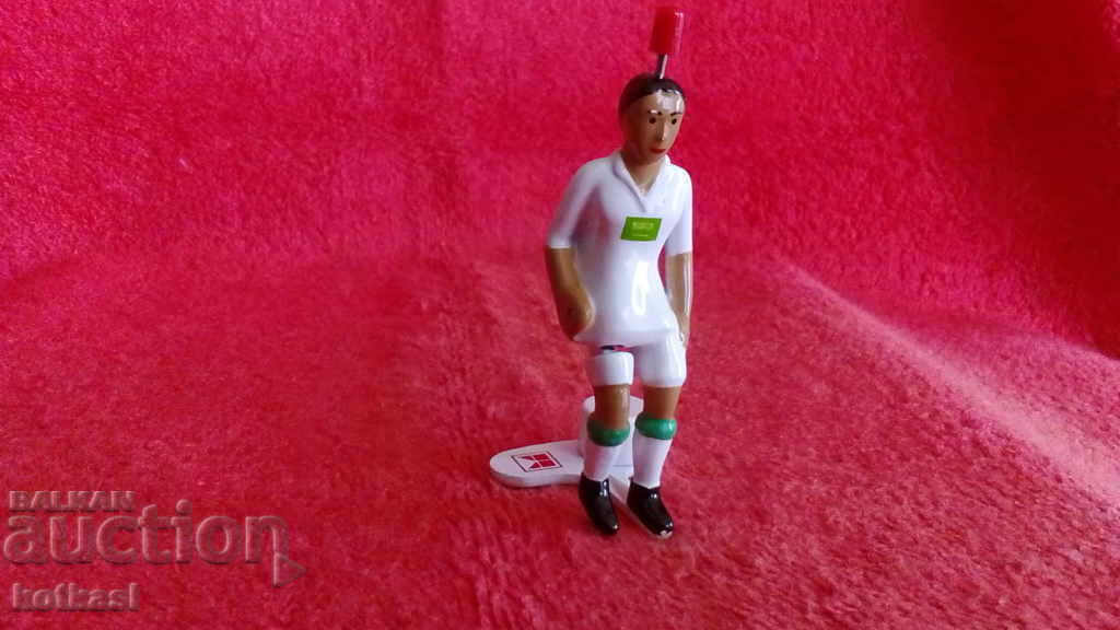 Figura sportivă metalică a unui jucător de fotbal Arabia Saudită