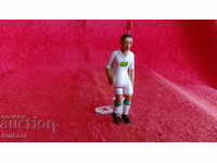 Figura sportivă din metal a unui jucător de fotbal din Arabia Saudită