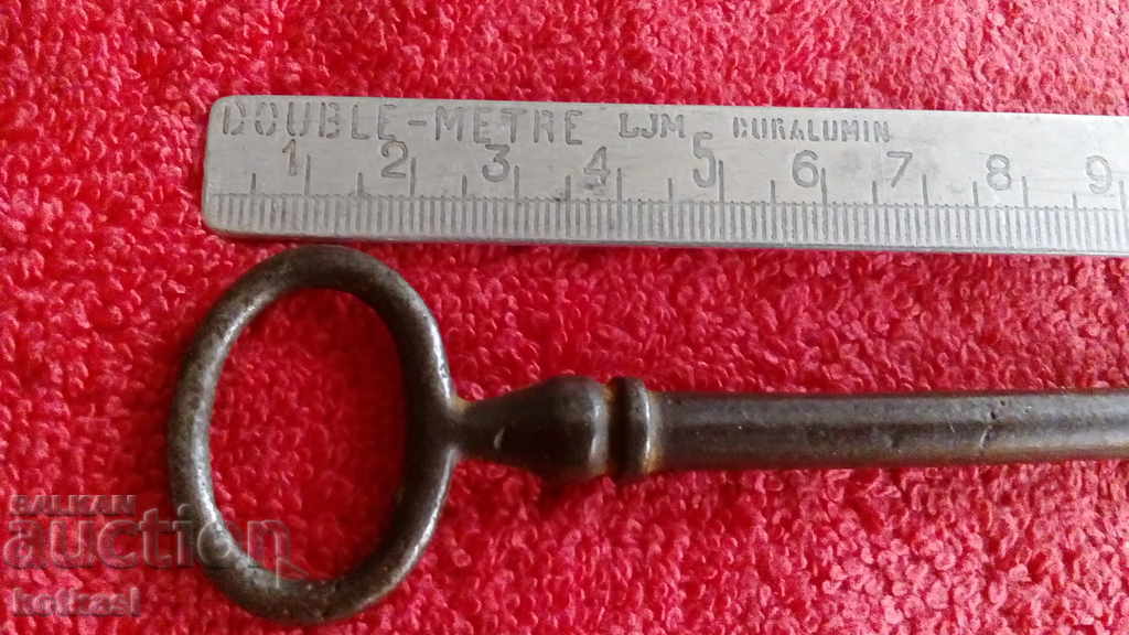 Παλιό μεγάλο σιδερένιο κλειδί με τιμή 15.50 BGN | € 7.93 Παλιό μεγάλο σιδερένιο κλειδί με τιμή 15.50 BGN | € 7.93