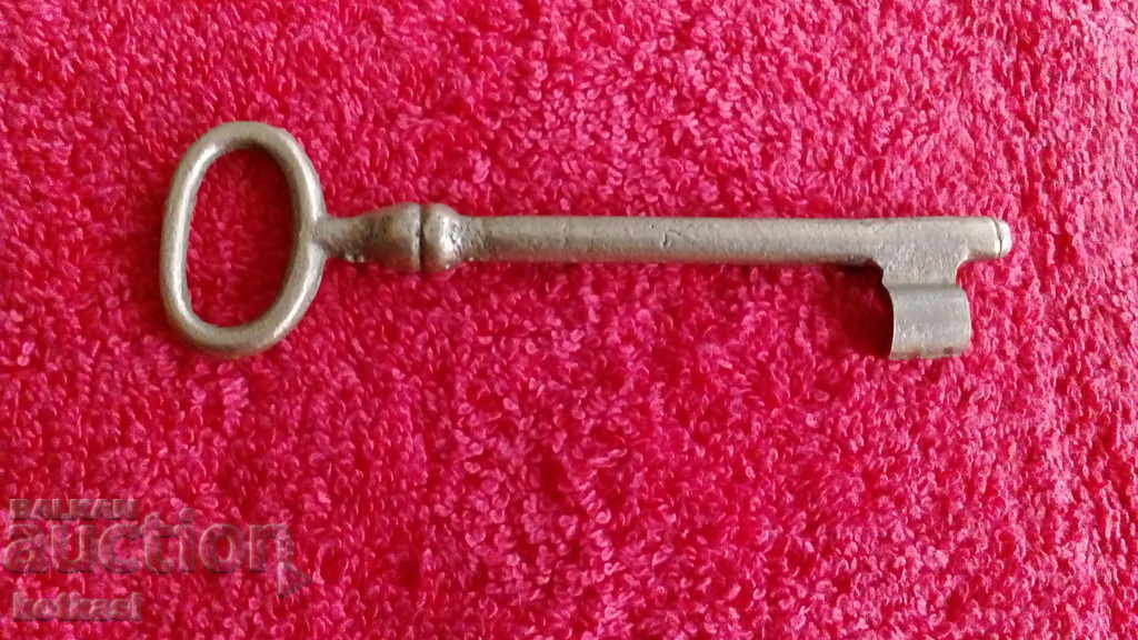 Delivery of Old large metal bronze brass key Delivery of Old large metal bronze brass key