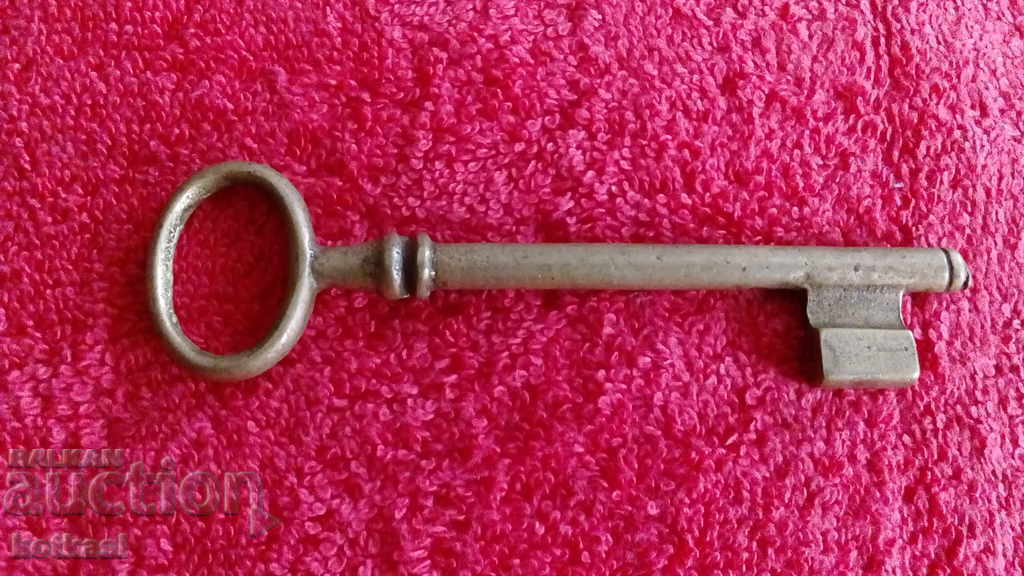Delivery of Old large metal bronze brass key Delivery of Old large metal bronze brass key
