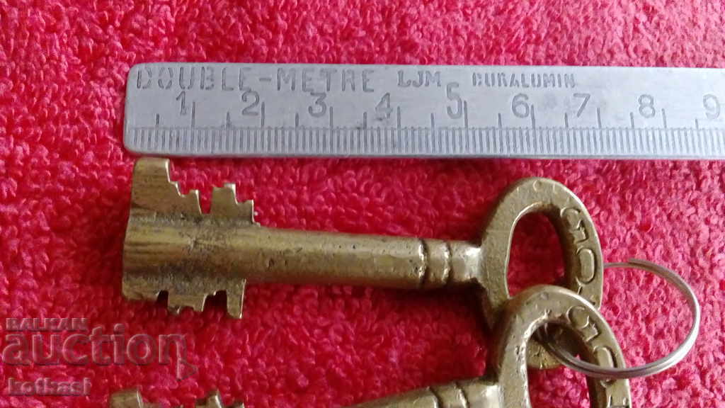 Lot 2 pcs. old solid metal bronze safe keys with price 55.50 BGN | € 28.38 Lot 2 pcs. old solid metal bronze safe keys with price 55.50 BGN | € 28.38