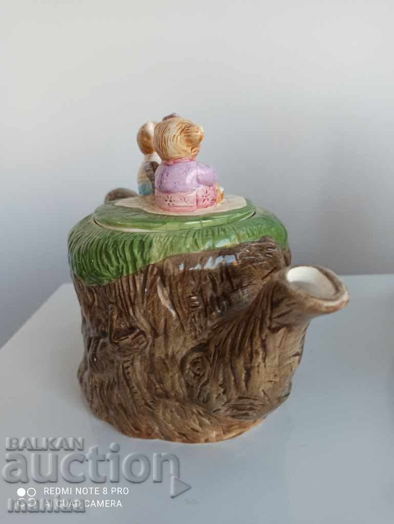 Delivery of A beautiful porcelain teapot Delivery of A beautiful porcelain teapot