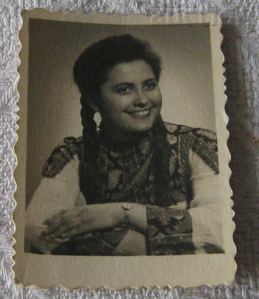 CĂMAȘI BRODATE DE MÂNĂ SHRAETS FOTO 1952