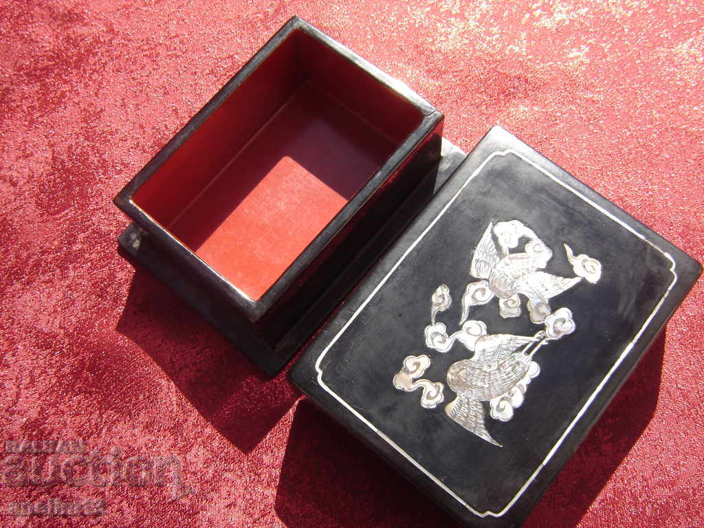 Delivery of OLD JEWELRY BOX WITH PEARL Delivery of OLD JEWELRY BOX WITH PEARL