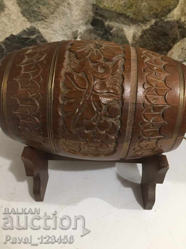 Licitație butoi, stare de sculptură în lemn conform fotografiilor! Licitație butoi, stare de sculptură în lemn conform fotografiilor!