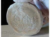 Чиния от калай,релефно изображение на Катедрала .