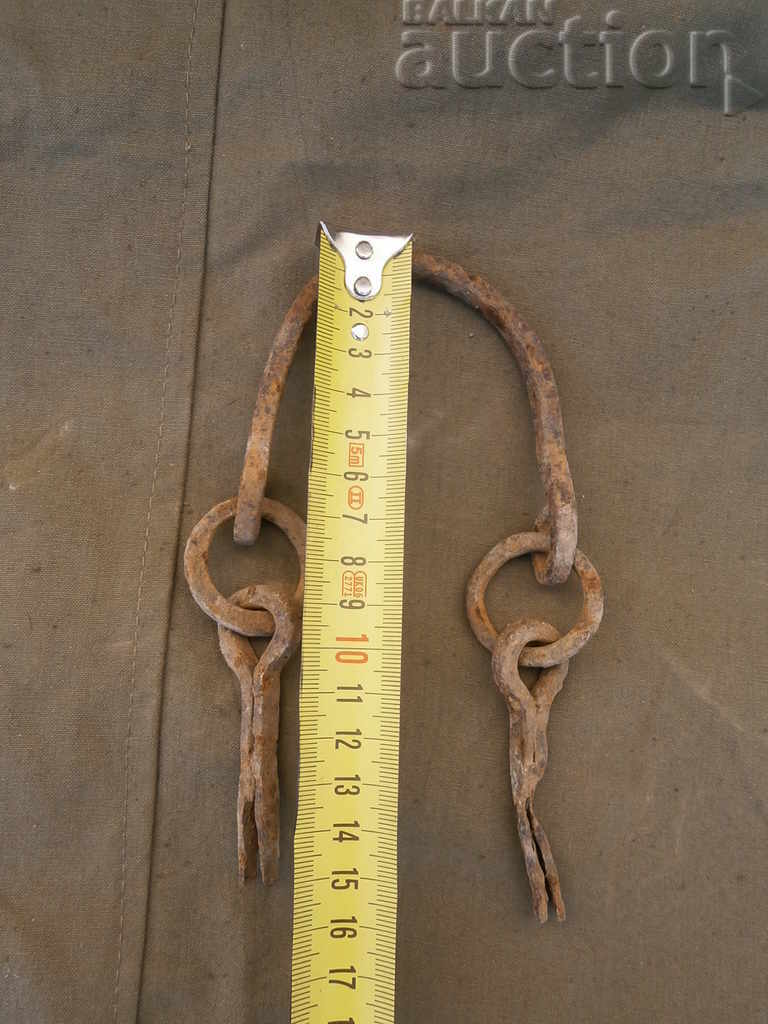 Аукцион старинна кована част дръжка от бъкел за вода Аукцион старинна кована част дръжка от бъкел за вода