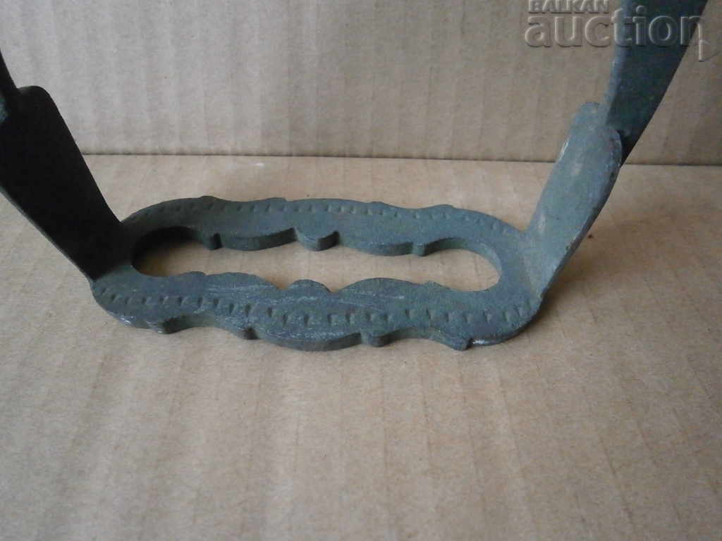 Delivery of ancient bronze stirrup