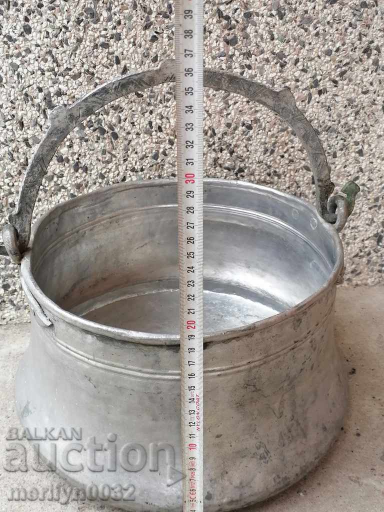 Auction Tin boned, boiler, baker, copper pot Auction Tin boned, boiler, baker, copper pot