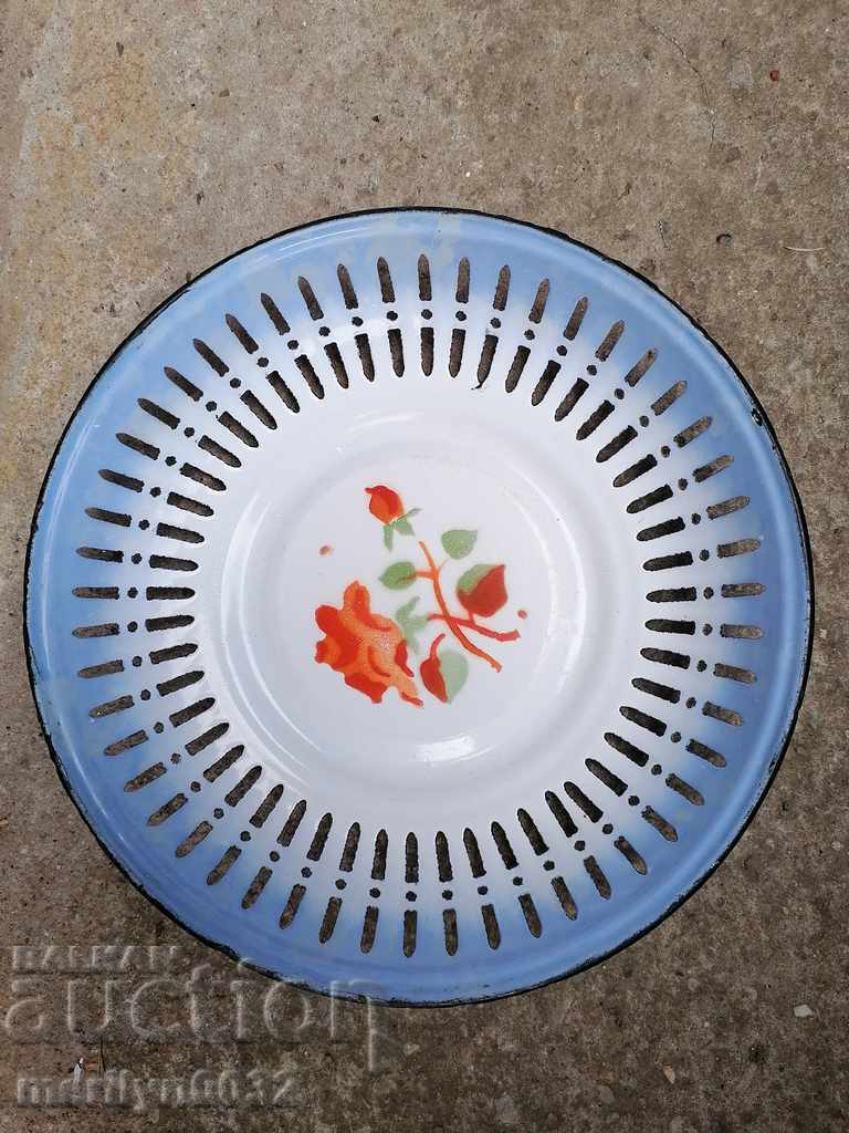 Old pan with enamel, fruit, enameled container with price 46.00 BGN | € 23.52