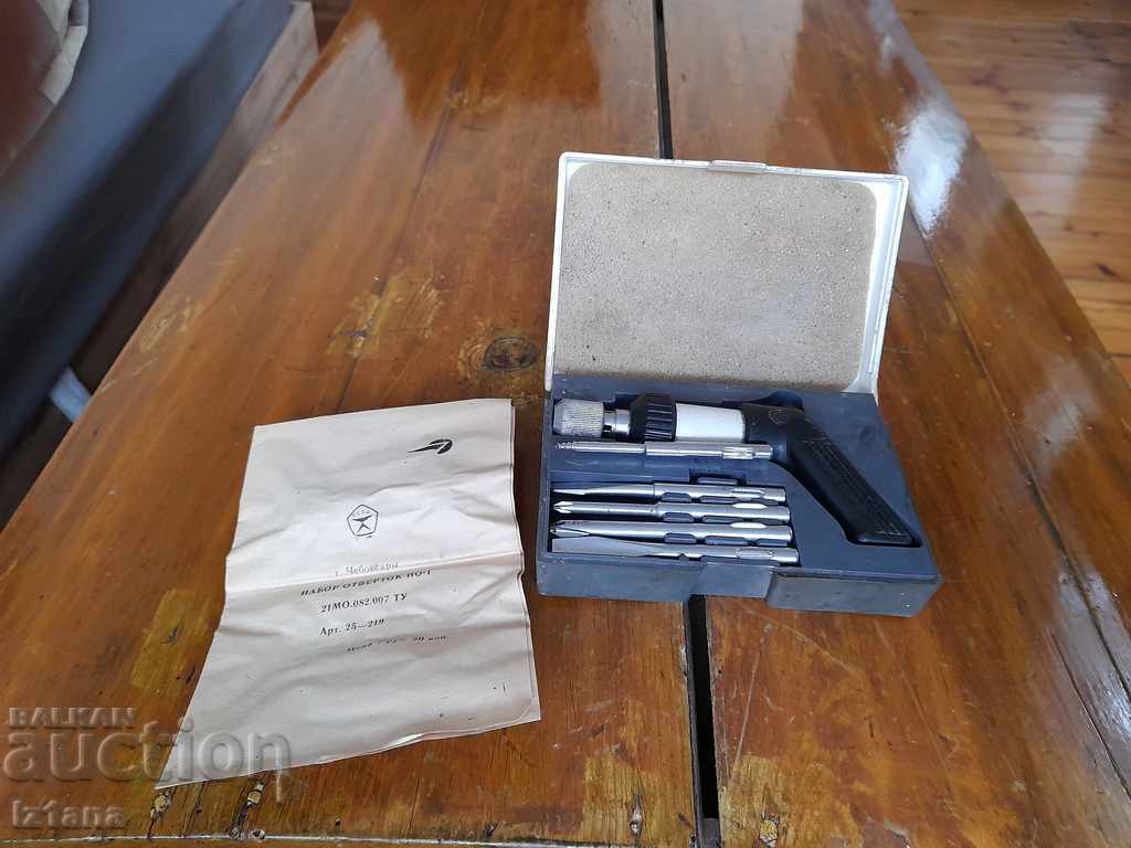 An old mechanical screwdriver with price 38.00 BGN | € 19.43