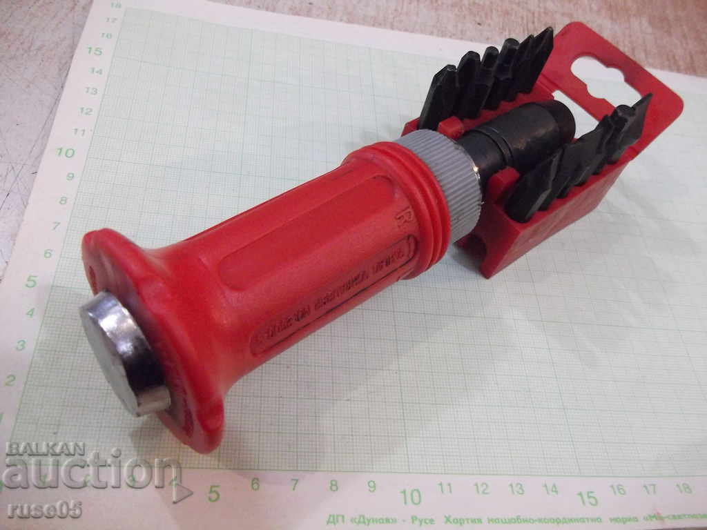 Impact screwdriver with 13 bits working - 5 Impact screwdriver with 13 bits working - 5