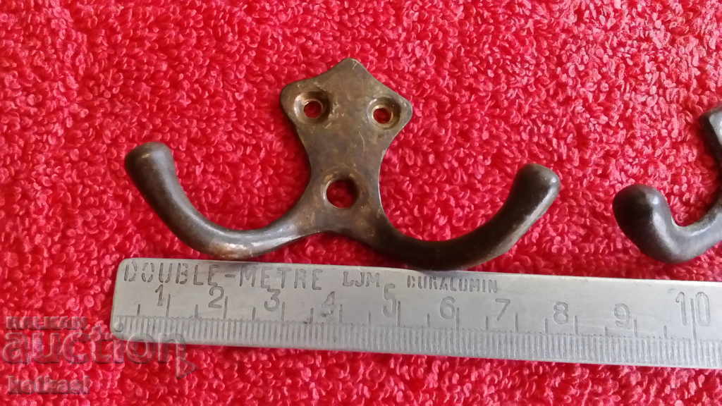 Стари метални бронз месинг закачалки 2 бр. с цена 6.50 лв. | € 3.32 Стари метални бронз месинг закачалки 2 бр. с цена 6.50 лв. | € 3.32