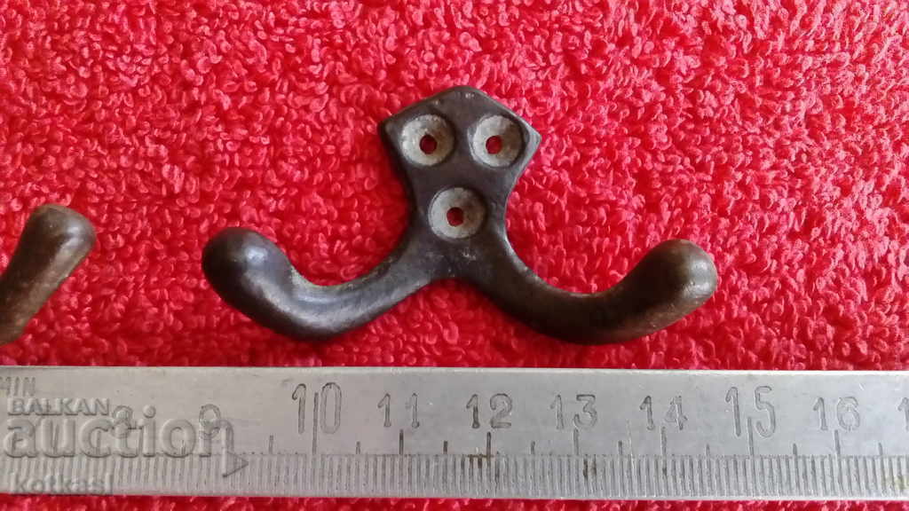 Аукцион Стари метални бронз месинг закачалки 2 бр. Аукцион Стари метални бронз месинг закачалки 2 бр.