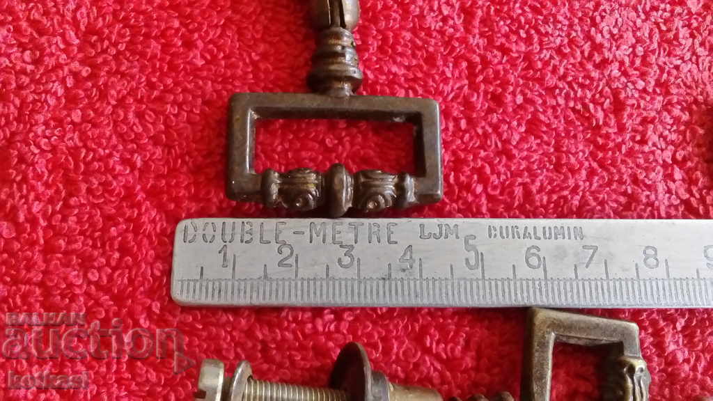 Аукцион Стари метални бронз месинг дръжки за мебели шкаф 4 бр. Аукцион Стари метални бронз месинг дръжки за мебели шкаф 4 бр.