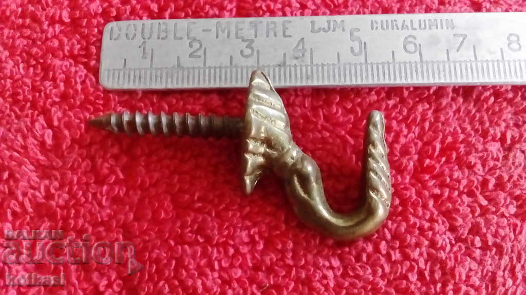 Стара метална бронз месинг закачалка с цена 2.50 лв. | € 1.28 Стара метална бронз месинг закачалка с цена 2.50 лв. | € 1.28