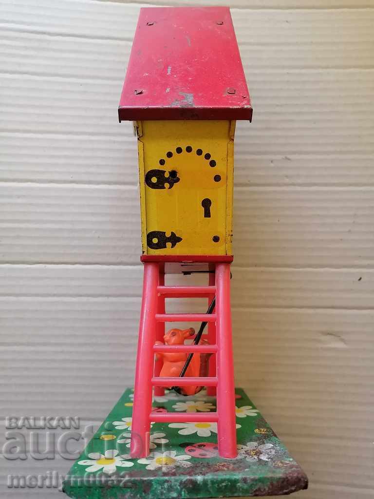 Auction  Children's tin toy clock winding with a key
