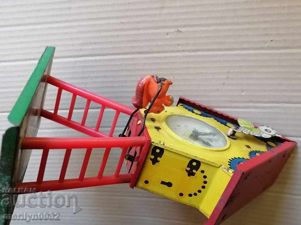 Delivery of Children's tin toy clock winding with a key