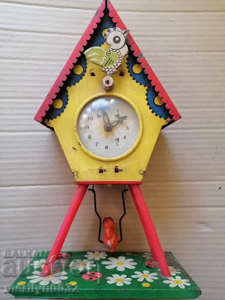 Children's tin toy clock winding with a key