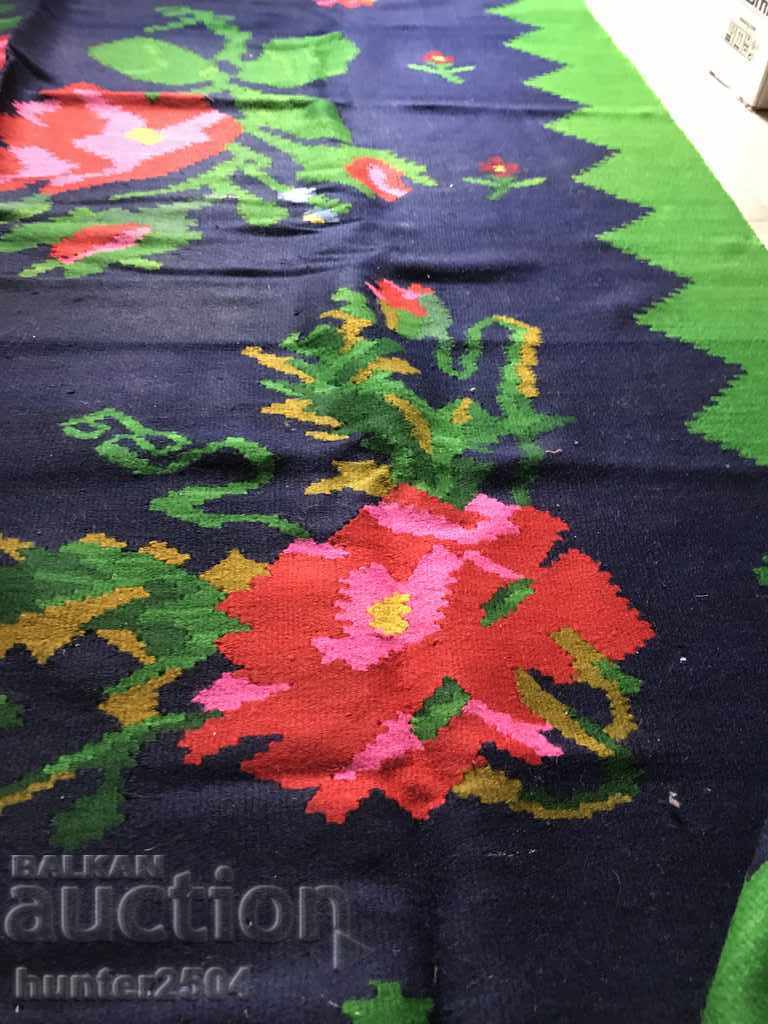 Covor - peste 100 de ani, dar încălzeste ca nou 147/211 cm cu preț € 129.95 | 254.16 BGN Covor - peste 100 de ani, dar încălzeste ca nou 147/211 cm cu preț € 129.95 | 254.16 BGN