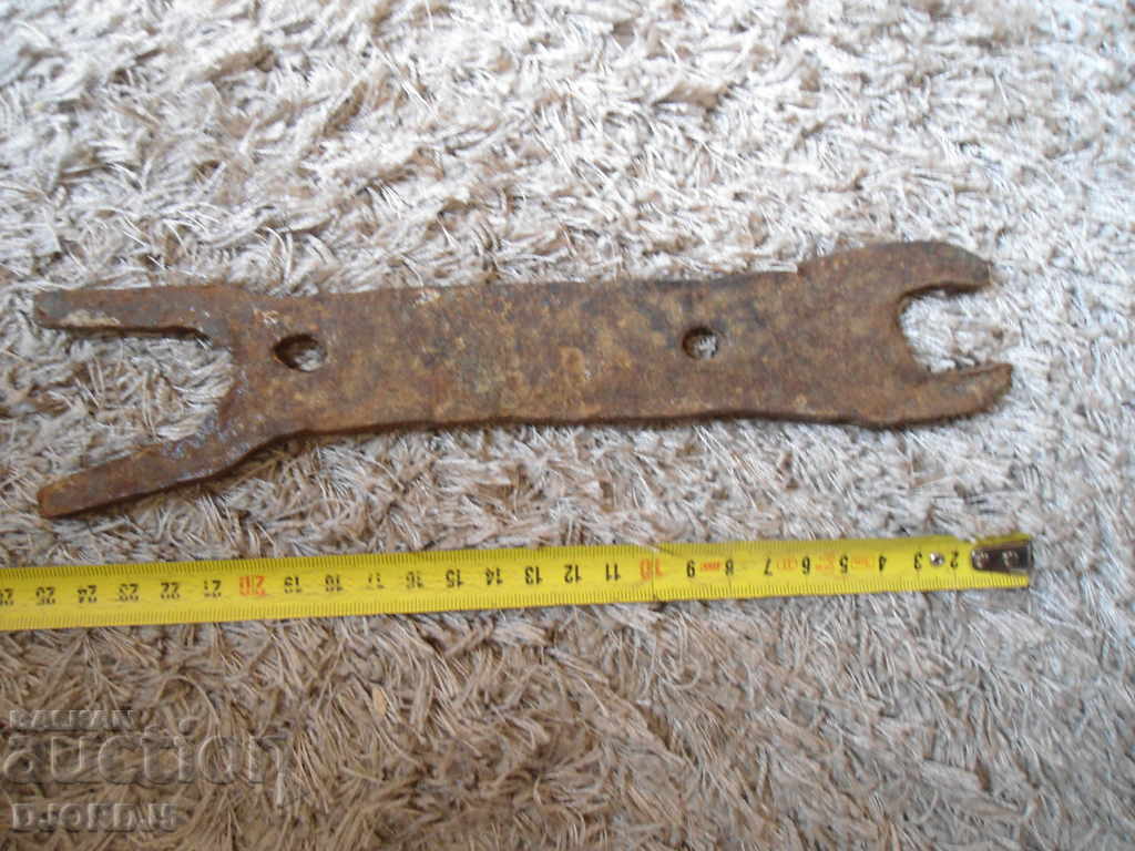 Παλιό σφυρήλατο σίδερο, κλειδί με τιμή 2.00 BGN | € 1.02 Παλιό σφυρήλατο σίδερο, κλειδί με τιμή 2.00 BGN | € 1.02