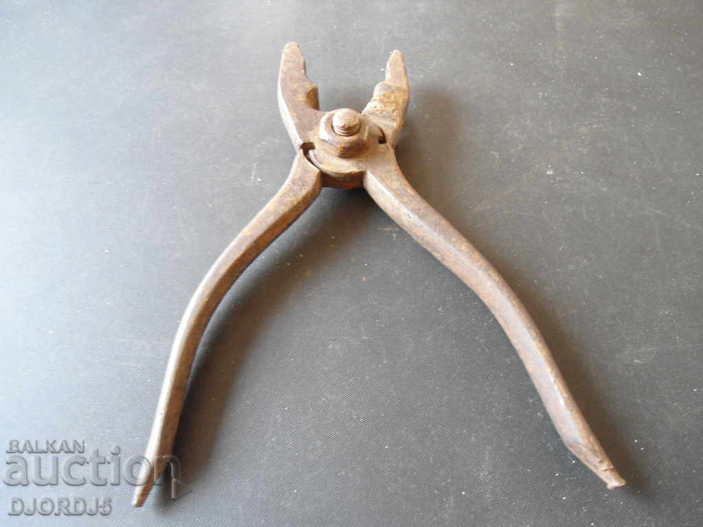 Old pliers with price 3.00 BGN | € 1.53 Old pliers with price 3.00 BGN | € 1.53