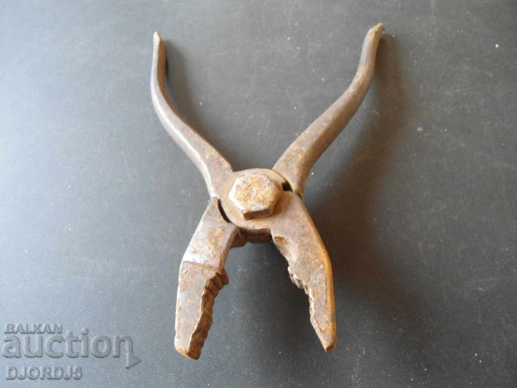 Auction Old pliers Auction Old pliers