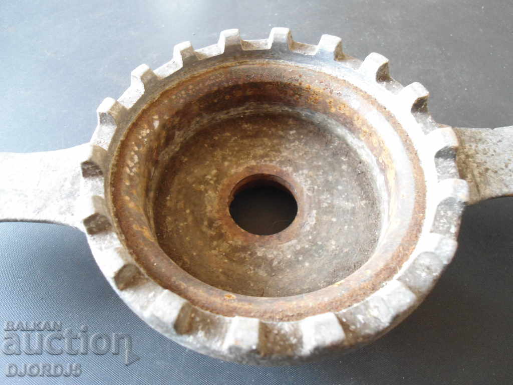 Auction Old metal jar closure Auction Old metal jar closure