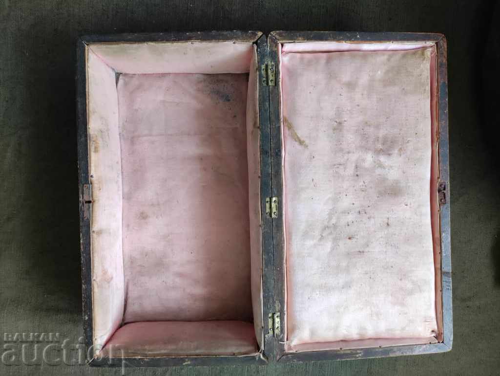 Licitație caseta de bijuterii vechi din lemn