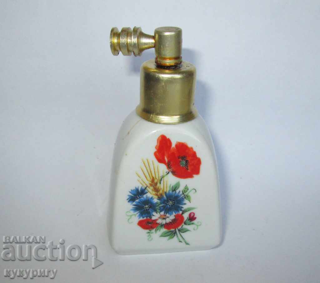 O sticlă veche de parfum din porțelan