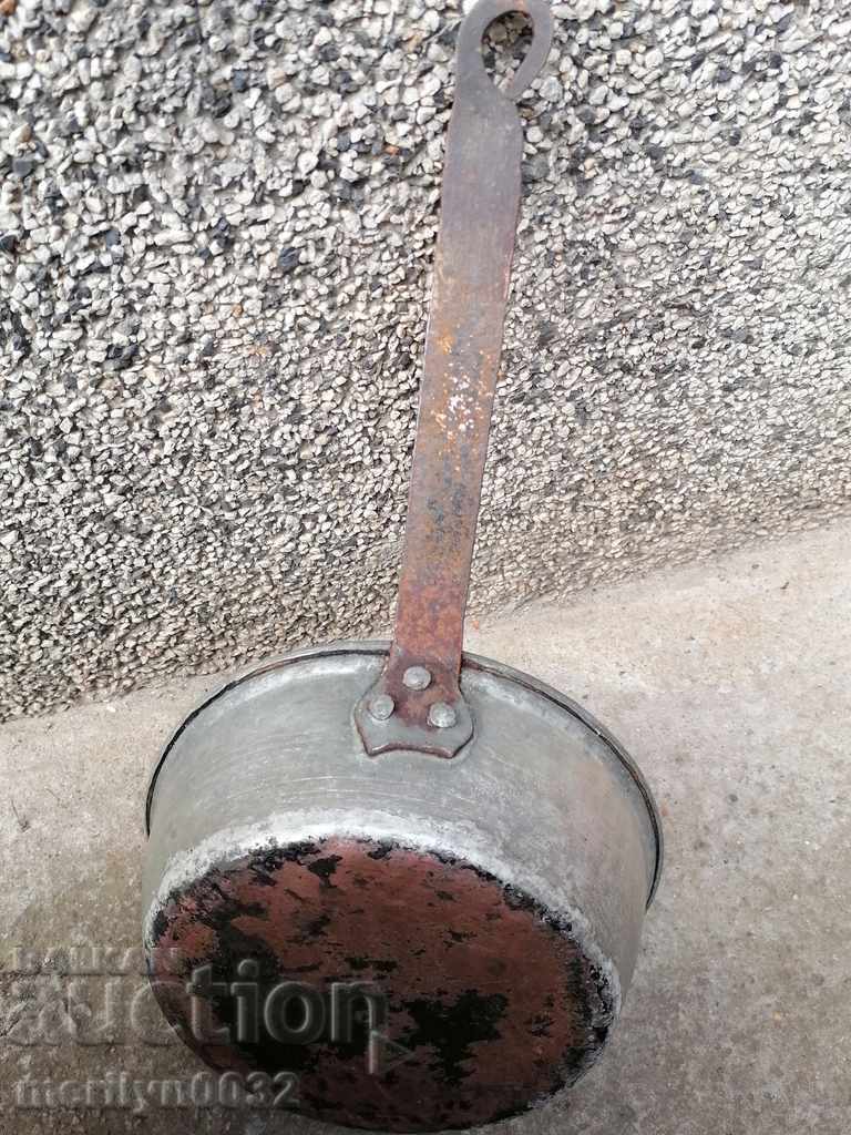 Delivery of An old copper pan, a baker, a tray, a copper pot Delivery of An old copper pan, a baker, a tray, a copper pot