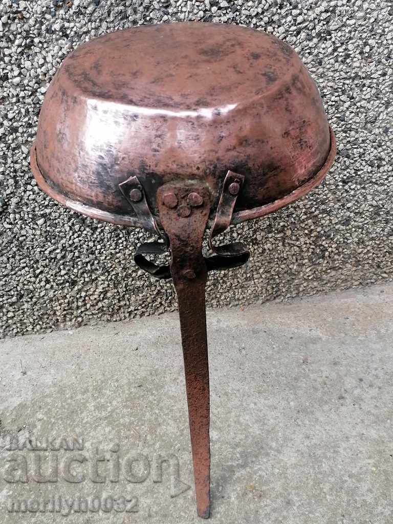 Auction  An old copper pan, a baker, a tray, a copper pot